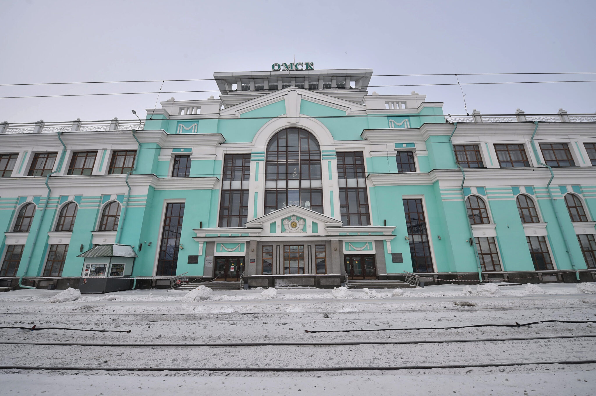 Сколько жд вокзалов омске. Вокзал Омск пассажирский. Вокзал Омск 2005 год. Станция Омск пассажирский 2003 год. Омск вокзал будущего.